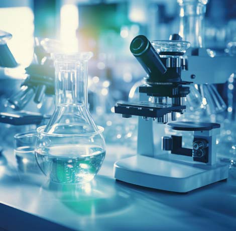 Especialista utilizando secuenciador de ADN de última generación para diagnosticar enfermedades raras con precisión y esperanza